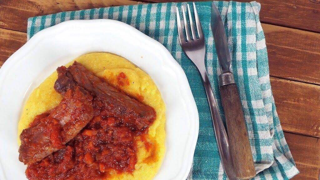 Polenta con costine al sugo, un piatto da acquolina in ...